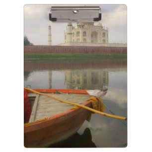 Kanu in Wasser mit Taj Mahal, Agra, Indien Klemmbrett