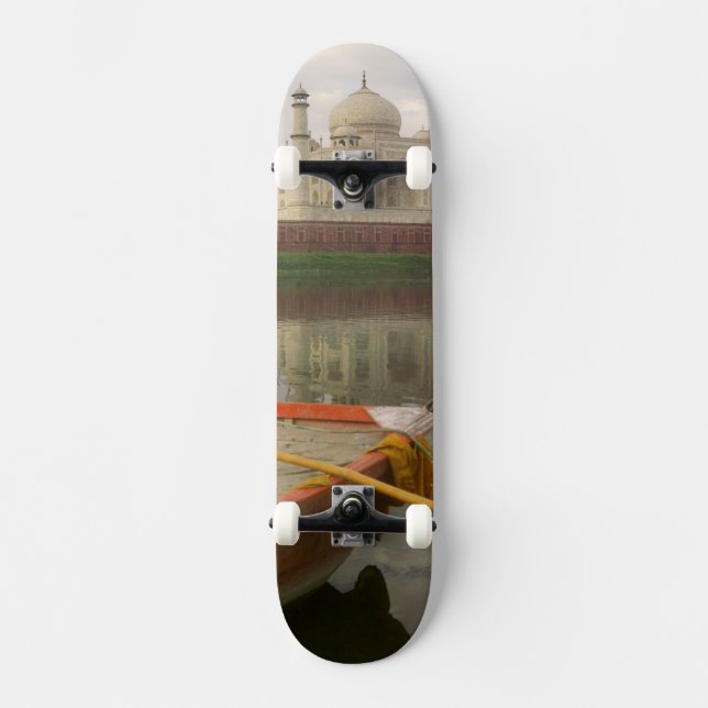 Kanu in Wasser mit Taj Mahal, Agra, Indien Skateboard (Vorderseite)