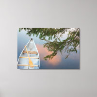 Kanufahren am See bei Sonnenuntergang, Kanada