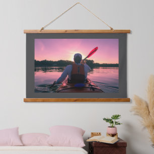 Kanufahren bei Sonnenuntergang mit mittelgrauem Ra Wandteppich Mit Holzrahmen