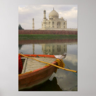 Kanufahren in Wasser mit Taj Mahal, Agra, Indien Poster