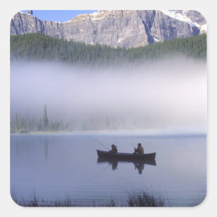 Kanufischen am Waterfowl Lake, Banff National Quadratischer Aufkleber