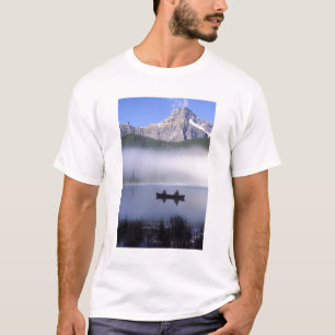 Kanufischen am Waterfowl Lake, Banff National T-Shirt
