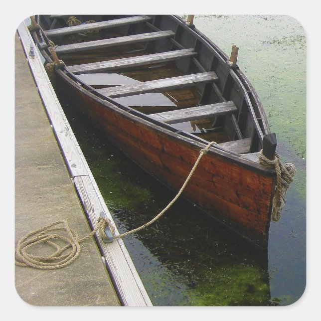 Kanuschiff angedockt quadratischer aufkleber (Vorderseite)