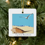 Kap-Kabeljau, MA Horseshoe Crab Sea Gull Beach Keramikornament<br><div class="desc">Ornament mit einem zweidimensionalen Meeresmöbelbild,  das mit Wellen über den Strand fliegt. Datum Anpassbar auf der Rückseite. Cape Cod,  Massachusetts vorne im Baskerville Schriftart</div>