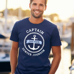 Kapitän Ankerseil Grenzschiff Name auf Banner T-Shirt<br><div class="desc">Navy blaues T-Shirt mit weißem nautischen Anker,  umgeben von einem Seilrand. Über dem Anker befindet sich ein hellblaues Band mit dem Namen Ihres Bootes. Fügen Sie den Titel,  z. B. Kapitän,  oben und unten einen individuelle Name hinzu.</div>