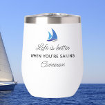 Kapitän-Geschenk von Funny Sailor, individuelles S<br><div class="desc">Ein lustiger Kaffee / Weinhändler,  der "Das Leben ist besser,  wenn Sie segeln" lautet. Fügen Sie Ihren eigenen Text zu unten hinzu - Name,  Position,  Datum,  Bootsname,  etc. Das ist das ideale Geschenk für alle,  die Lieben haben zu segeln oder Zeit auf dem Wasser zu verbringen.</div>