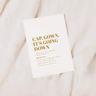 Kappe. Gown. Es geht um die Einladung zum Abschlus