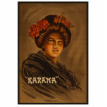 Karama: Japanische Romance Geisha-Schauspielerin Freistehende Fotoskulptur<br><div class="desc">Ayumi, eine junge, viel versprechende Schauspielerin aus dem Herzen Japans, trat auf die lebhafte Plattform eines großen Bahnhofs. Ihr traditionelles Kleid, ein krasser Kontrast zur Western-Mode der Passagiere, zeichnete neugierige Blicke. Die Luft knisterte mit der Energie einer Stadt am Rande einer neuen Ära. Eine Metropole aus Stahl und Glas, eine...</div>