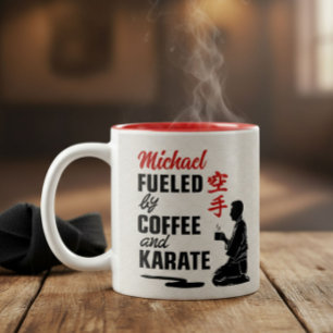 Karate - angetrieben von Kaffee und Karate. Zweifarbige Tasse