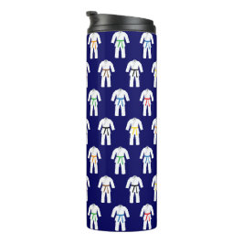 Karate Anzugs Pattern auf Navy Blue Thermosbecher