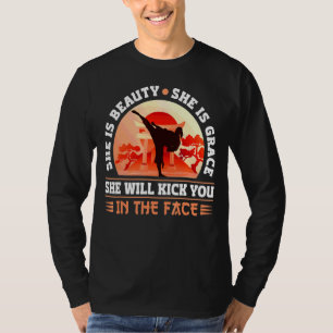 Karate Black Belt Gi Uniform Girl Frauen Sie ist B T-Shirt