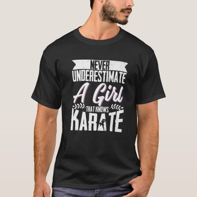 Karate Black Belt Gi Uniform nie unterschätzen T-Shirt (Vorderseite)