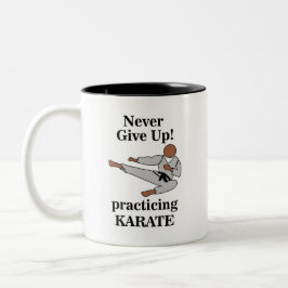 Karate Black Belt verzichten niemals auf Kampfkuns Zweifarbige Tasse