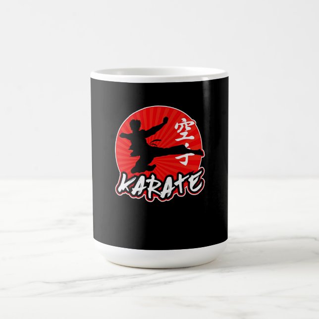 Karate für Männer im Mond, maßgeschneidertes Gesch Kaffeetasse (Mittel)