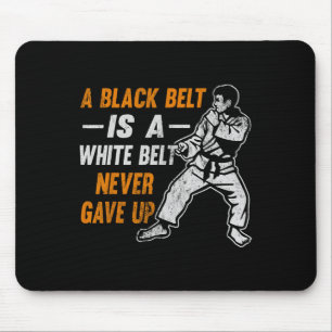 Karate-Geschenk Ein schwarzer Gürtel ist ein weiße Mousepad