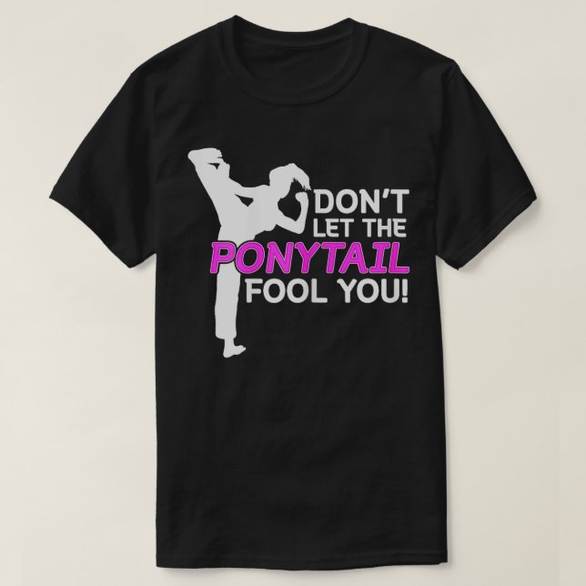 Karate Girls Dont Lasse den Ponyschwanzduft T-Shirt (Design vorne)