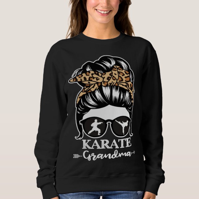 Karate Grandma Messy Bun Hair  Karate Fighter Gran Sweatshirt (Vorderseite)