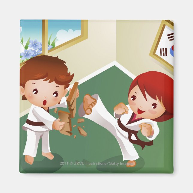 Karate-Junge, der Holz hält, mit einem anderen zer Magnet (Vorne)