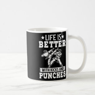 Karate-Kämpfer mit Tritten und Schlägen Kaffeetasse