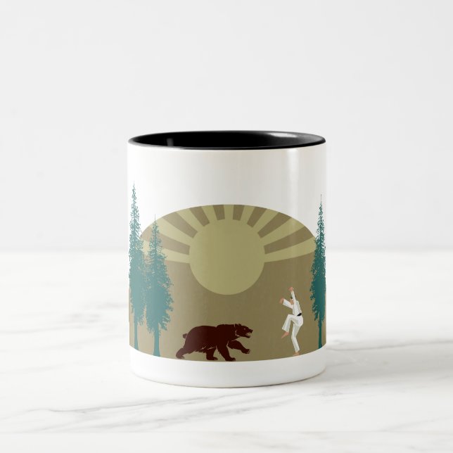 Karate Kick Bear Zweifarbige Tasse (Mittel)