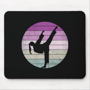 Karate-Mädchen, das Kampfsport sagt Mousepad