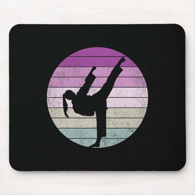 Karate-Mädchen, das Kampfsport sagt Mousepad (Vorne)