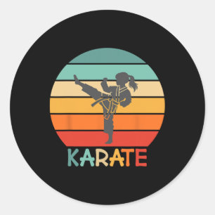 Karate-Mädchen Retro-Sonnenuntergangs-Design mit K Runder Aufkleber