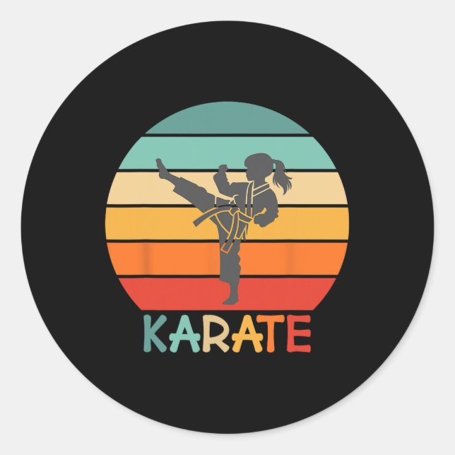Karate-Mädchen Retro-Sonnenuntergangs-Design mit K Runder Aufkleber (Vorderseite)