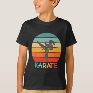 Karate-Mädchen Retro-Sonnenuntergangs-Design mit K T-Shirt