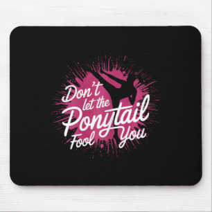 Karate-Mädchen Selbstvertrauen Mit Tritt Mousepad