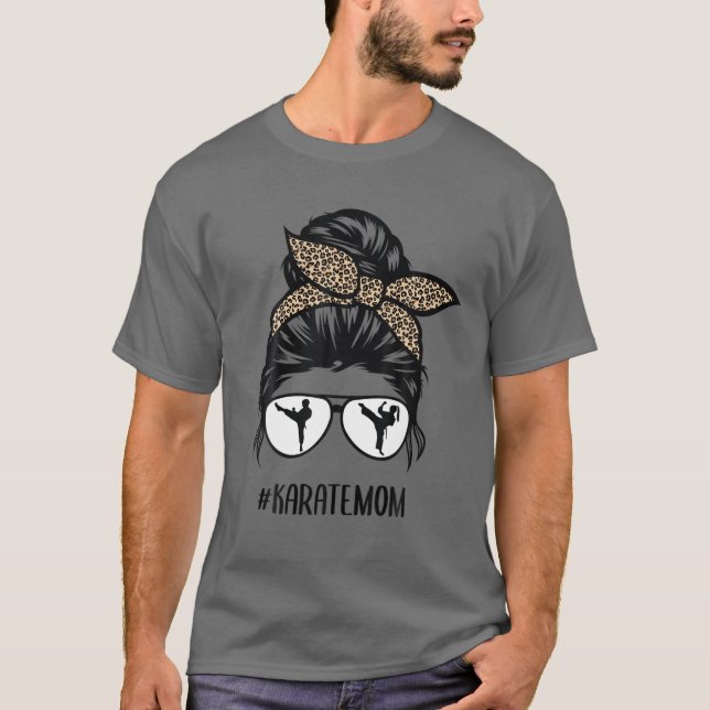 Karate Mama Leopard Messy Bun Hair Glasses T-Shirt (Vorderseite)