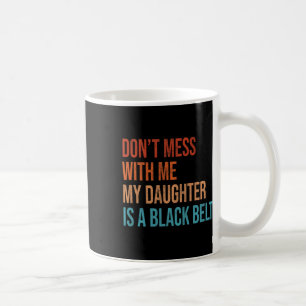Karate Mama Meine Tochter ist eine Kampfkunstlerin Kaffeetasse