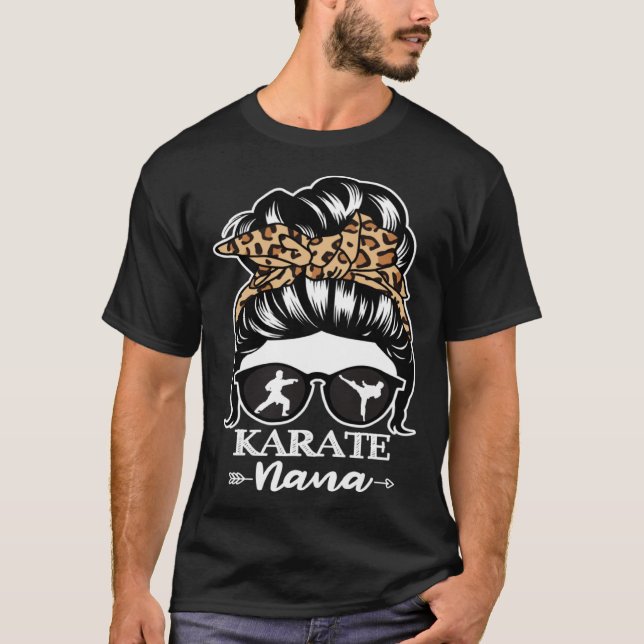 Karate Nana Messy Bun Hair Karate Fighter Nana Le T-Shirt (Vorderseite)