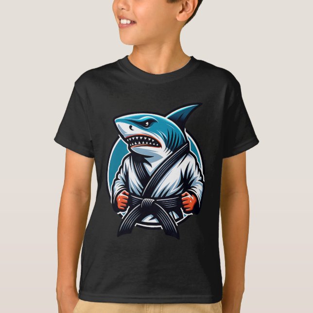 Karate Shark mit Black Gelt Power T-Shirt (Vorderseite)