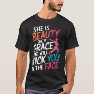 Karate she is Beauty she is Grace, dass sie dich t T-Shirt