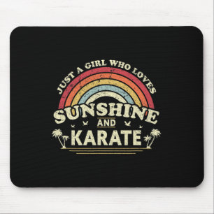 Karate Shirt. Nur ein Mädchen, das Sonnenschein un Mousepad