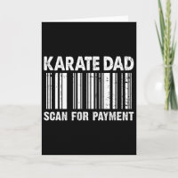 Karate-Vater scannt nach Zahlungscode am Vatertag 