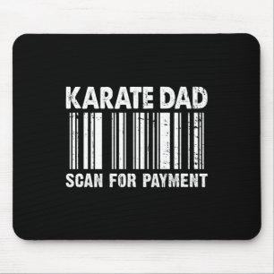 Karate-Vater scannt nach Zahlungscode am Vatertag Mousepad
