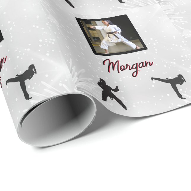 Karate Winter Wonder Personalisiertes Foto & Name Geschenkpapier (Rolleneckpunkt)