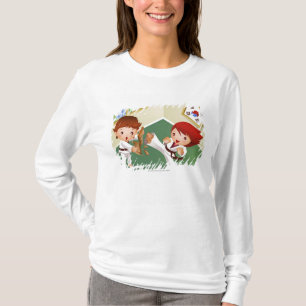 Karatejunge halten hölzern mit anderen, die es T-Shirt