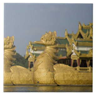 Karaweik Hall ist eine Sehenswürdigkeit von Yango Fliese