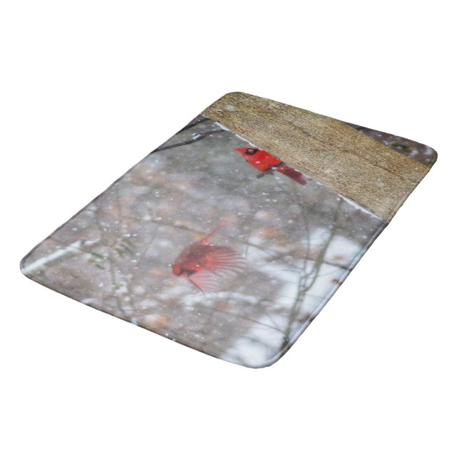 Kardinal im Schnee Badematte (Schrägansicht)