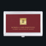 Kardinal Red Leather Business Corporate Gold Logo Visitenkarten Dose<br><div class="desc">Dieser luxuriöse Visitenkartenhalter besticht durch eine raffinierte Kardinal-Rot-Leder-Texturierung, die perfekt mit Ihrem Firmenlogo auf einem Imitat-Gold-Overlay für einen beruflichen und hochwertigen Look kombiniert wird. Ihr Name, Beruf oder Firmenname zeichnet sich durch opulente goldene Schriften aus und schafft einen zeitlosen und unvergesslichen Eindruck. Ideal für Profis in verschiedenen Branchen, wie z.B....</div>