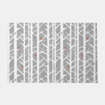 Kardinäle in den Birkenbäumen in Hellgrau