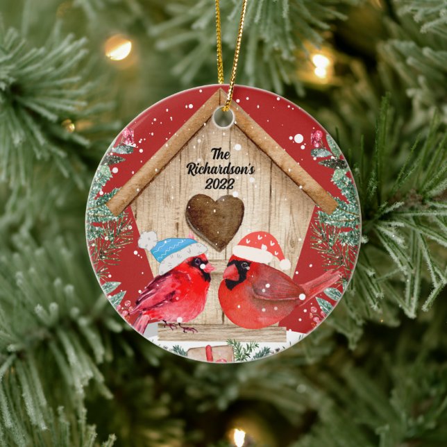 Kardinals Treehouse Personalisierte Keramik Orname Keramik Ornament (Baum)