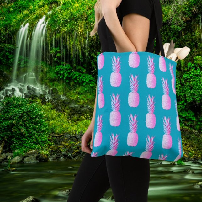 Karibik Blau Farbige rosa Ananas  (Whimsical pink pineapples across a Caribbean blue background!)