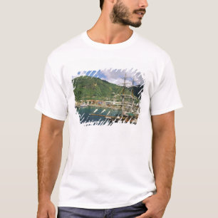 Karibik, St. Lucia, Soufriere. Boote in T-Shirt