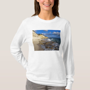 Karibik, St. Martin, Klippen am Cupecoy-Strand T-Shirt
