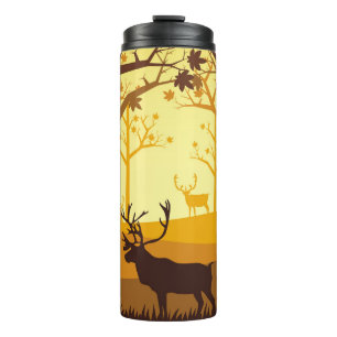 Karibische Silhouette im Wald auf dem Herbstmeer Thermosbecher